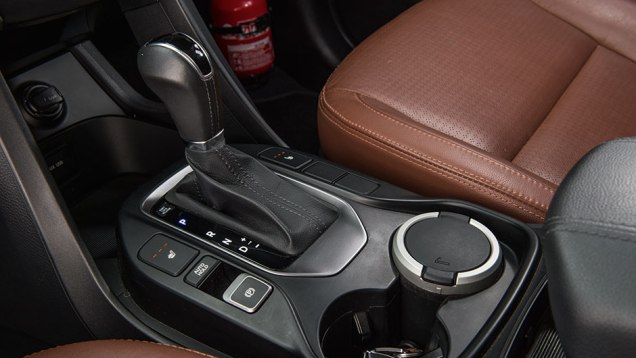 De série, bancos aquecidos e freio elétrico | <a href="https://beta-develop.quatrorodas.abril.com.br/carros/comparativos/santa-fe-x-discovery-sport-x-grand-cherokee-867285.shtml" target="_blank" rel="migration">Leia mais</a> De série, bancos aquecidos e freio elétrico | <a href="https://beta-develop.quatrorodas.abril.com.br/carros/comparativos/santa-fe-x-discovery-sport-x-grand-cherokee-867285.shtml" target="_blank" rel="migration">Leia mais</a>