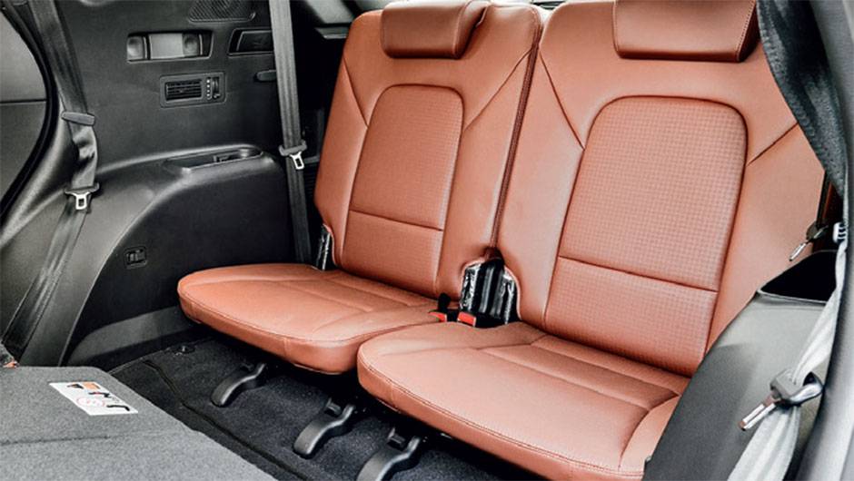 Terceira fila comporta dois: desafio é chegar ao assento | <a href="https://beta-develop.quatrorodas.abril.com.br/carros/comparativos/santa-fe-x-discovery-sport-x-grand-cherokee-867285.shtml" target="_blank" rel="migration">Leia mais</a> Terceira fila comporta dois: desafio é chegar ao assento | <a href="https://beta-develop.quatrorodas.abril.com.br/carros/comparativos/santa-fe-x-discovery-sport-x-grand-cherokee-867285.shtml" target="_blank" rel="migration">Leia mais</a>