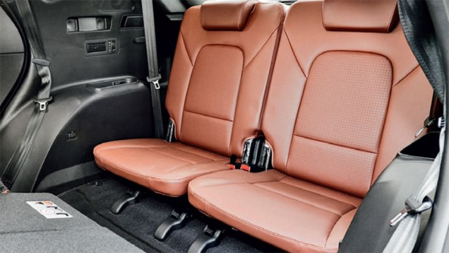 Terceira fila comporta dois: desafio é chegar ao assento | <a href="https://beta-develop.quatrorodas.abril.com.br/carros/comparativos/santa-fe-x-discovery-sport-x-grand-cherokee-867285.shtml" target="_blank" rel="migration">Leia mais</a> Terceira fila comporta dois: desafio é chegar ao assento | <a href="https://beta-develop.quatrorodas.abril.com.br/carros/comparativos/santa-fe-x-discovery-sport-x-grand-cherokee-867285.shtml" target="_blank" rel="migration">Leia mais</a>