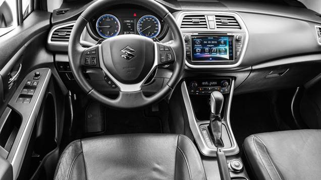 Painel tem design conservador | <a href="https://beta-develop.quatrorodas.abril.com.br/carros/testes/suzuki-s-cross-867220.shtml" target="_blank" rel="migration">Leia mais</a> Painel tem design conservador | <a href="https://beta-develop.quatrorodas.abril.com.br/carros/testes/suzuki-s-cross-867220.shtml" target="_blank" rel="migration">Leia mais</a>
