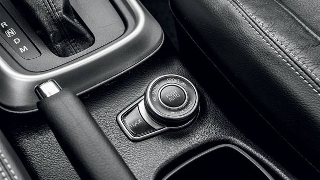 Seletor de tra&ccedil;&atilde;o tamb&eacute;m &eacute; de s&eacute;rie | <a href="https://beta-develop.quatrorodas.abril.com.br/carros/testes/suzuki-s-cross-867220.shtml" target="_blank" rel="migration">Leia mais</a>