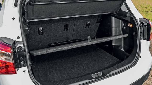 Assoalho m&oacute;vel e volume de 440 litros | <a href="https://beta-develop.quatrorodas.abril.com.br/carros/testes/suzuki-s-cross-867220.shtml" target="_blank" rel="migration">Leia mais</a>