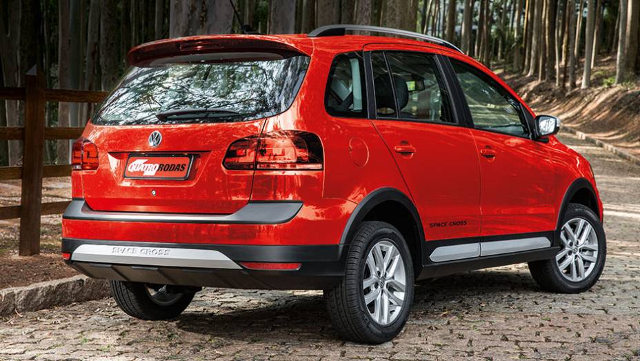 Para a VW, ela &eacute; uma "sportvan" | <a href="https://beta-develop.quatrorodas.abril.com.br/carros/testes/vw-space-cross-866302.shtml" target="_blank" rel="migration">Leia mais</a>