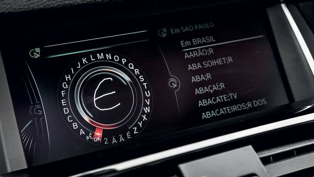 A enorme tela central permite o uso de letras escritas à mão. Basta desenhá-las na superfície do botão giratório à direita do câmbio | <a href="https://beta-develop.quatrorodas.abril.com.br/carros/testes/bmw-x4-866442.shtml" target="_blank" rel="migration">Leia mais</a> A enorme tela central permite o uso de letras escritas à mão. Basta desenhá-las na superfície do botão giratório à direita do câmbio | <a href="https://beta-develop.quatrorodas.abril.com.br/carros/testes/bmw-x4-866442.shtml" target="_blank" rel="migration">Leia mais</a>