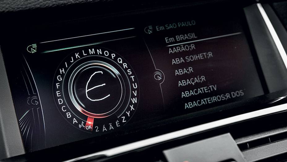 A enorme tela central permite o uso de letras escritas à mão. Basta desenhá-las na superfície do botão giratório à direita do câmbio | <a href="https://beta-develop.quatrorodas.abril.com.br/carros/testes/bmw-x4-866442.shtml" target="_blank" rel="migration">Leia mais</a> A enorme tela central permite o uso de letras escritas à mão. Basta desenhá-las na superfície do botão giratório à direita do câmbio | <a href="https://beta-develop.quatrorodas.abril.com.br/carros/testes/bmw-x4-866442.shtml" target="_blank" rel="migration">Leia mais</a>