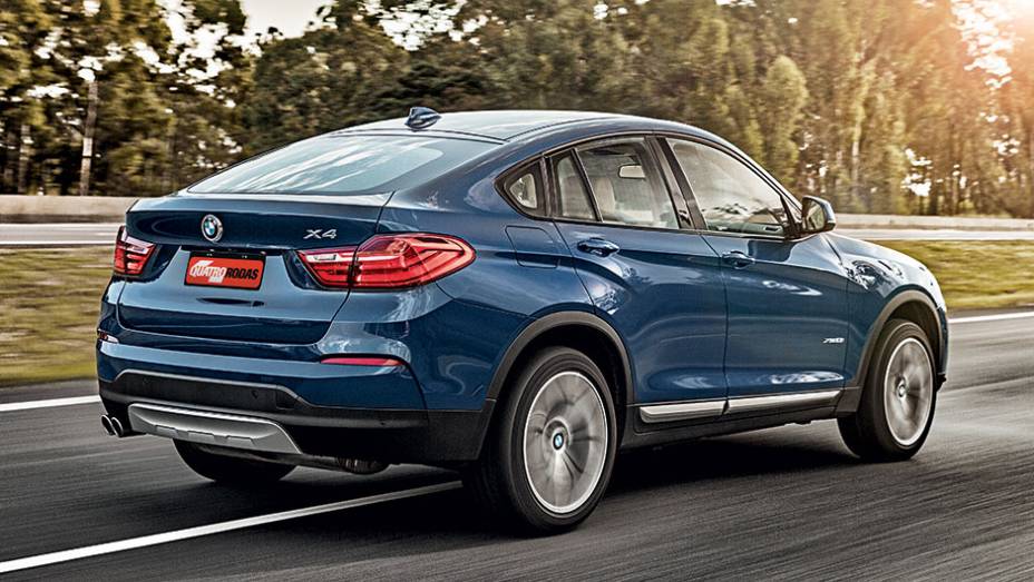 Traseira mais alta, linha de teto descendente | <a href="https://beta-develop.quatrorodas.abril.com.br/carros/testes/bmw-x4-866442.shtml" target="_blank" rel="migration">Leia mais</a>