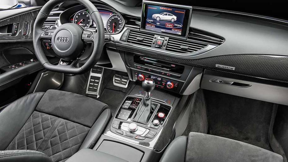 A fibra decarbono empainel e porta d&aacute;o tom esportivo | <a href="https://beta-develop.quatrorodas.abril.com.br/carros/testes/audi-rs-7-880560.shtml" target="_blank" rel="migration">Leia mais</a>