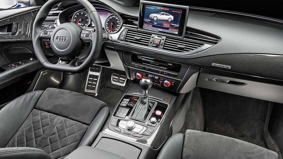 A fibra decarbono empainel e porta d&aacute;o tom esportivo | <a href="https://beta-develop.quatrorodas.abril.com.br/carros/testes/audi-rs-7-880560.shtml" target="_blank" rel="migration">Leia mais</a>