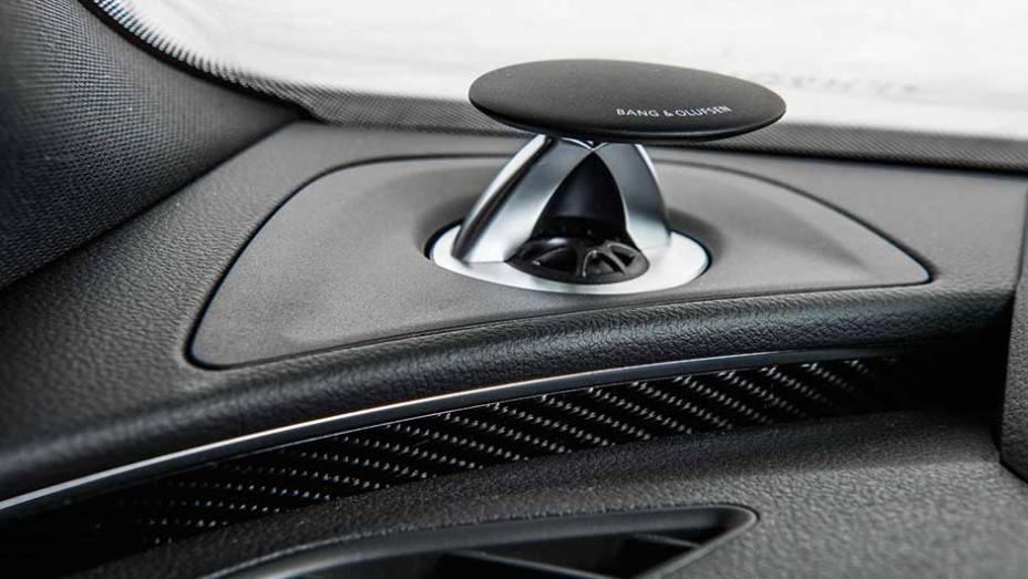 Tweeters do&aacute;udio Bang& Olufsense erguemquando ocarro &eacute; ligado | <a href="https://beta-develop.quatrorodas.abril.com.br/carros/testes/audi-rs-7-880560.shtml" target="_blank" rel="migration">Leia mais</a>