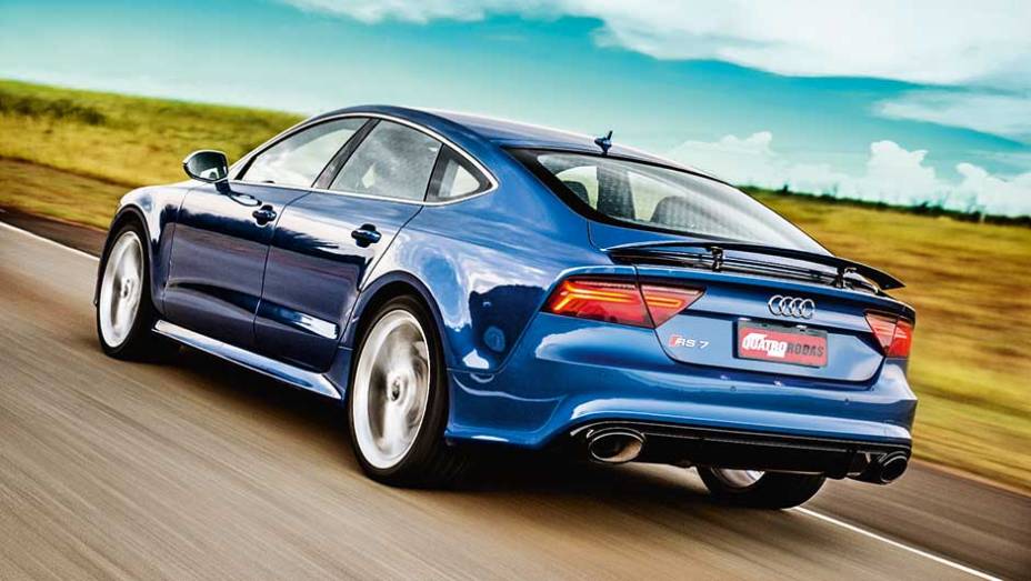 Asa traseirase ergueacima dos120 km/h | <a href="https://beta-develop.quatrorodas.abril.com.br/carros/testes/audi-rs-7-880560.shtml" target="_blank" rel="migration">Leia mais</a>