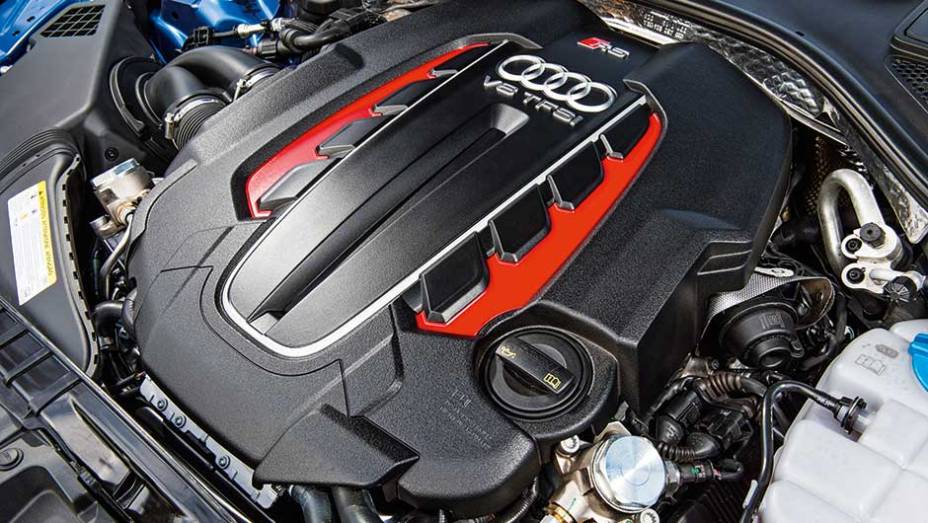 Motor 4.0 V8 biturbo também equipa a perua RS 6 | <a href="https://beta-develop.quatrorodas.abril.com.br/carros/testes/audi-rs-7-880560.shtml" target="_blank" rel="migration">Leia mais</a>