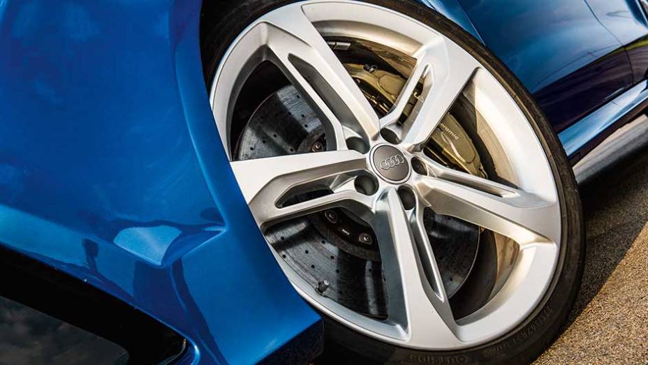 Enormes, as rodas de liga leve t&ecirc;m 21 polegadas | <a href="https://beta-develop.quatrorodas.abril.com.br/carros/testes/audi-rs-7-880560.shtml" target="_blank" rel="migration">Leia mais</a>