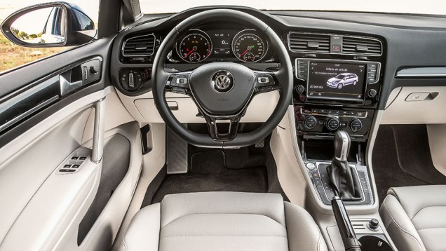 O painel &eacute; id&ecirc;ntico ao do Golf | <a href="https://beta-develop.quatrorodas.abril.com.br/carros/testes/vw-golf-variant-874942.shtml" target="_blank" rel="migration">Leia mais</a>