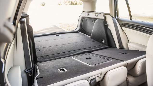 Mas o porta-malas cresceu. Capacidade chega a 1 620 litros, com os bancos traseiros rebatidos | <a href="https://beta-develop.quatrorodas.abril.com.br/carros/testes/vw-golf-variant-874942.shtml" target="_blank" rel="migration">Leia mais</a> Mas o porta-malas cresceu. Capacidade chega a 1 620 litros, com os bancos traseiros rebatidos | <a href="https://beta-develop.quatrorodas.abril.com.br/carros/testes/vw-golf-variant-874942.shtml" target="_blank" rel="migration">Leia mais</a>