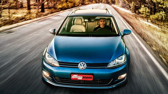 Logotipo da VW rouba a cena na dianteira | <a href="https://beta-develop.quatrorodas.abril.com.br/carros/testes/vw-golf-variant-874942.shtml" target="_blank" rel="migration">Leia mais</a> Logotipo da VW rouba a cena na dianteira | <a href="https://beta-develop.quatrorodas.abril.com.br/carros/testes/vw-golf-variant-874942.shtml" target="_blank" rel="migration">Leia mais</a>