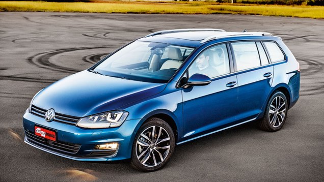 Rodas aro 17 s&atilde;o de s&eacute;rie na vers&atilde;o Highline | <a href="https://beta-develop.quatrorodas.abril.com.br/carros/testes/vw-golf-variant-874942.shtml" target="_blank" rel="migration">Leia mais</a>