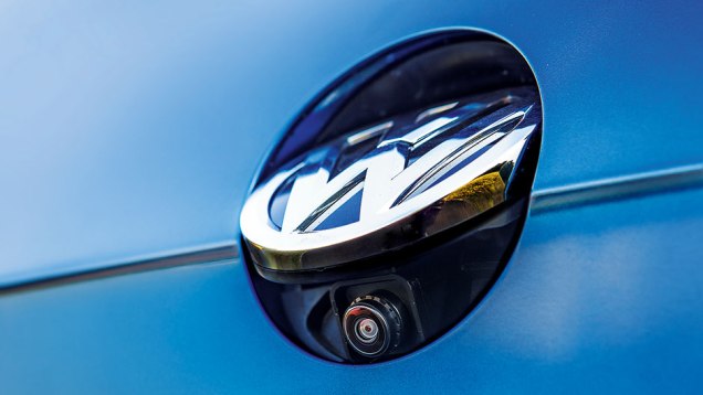 C&acirc;mera de r&eacute; fica embutida atr&aacute;s do s&iacute;mbolo VW | <a href="https://beta-develop.quatrorodas.abril.com.br/carros/testes/vw-golf-variant-874942.shtml" target="_blank" rel="migration">Leia mais</a>