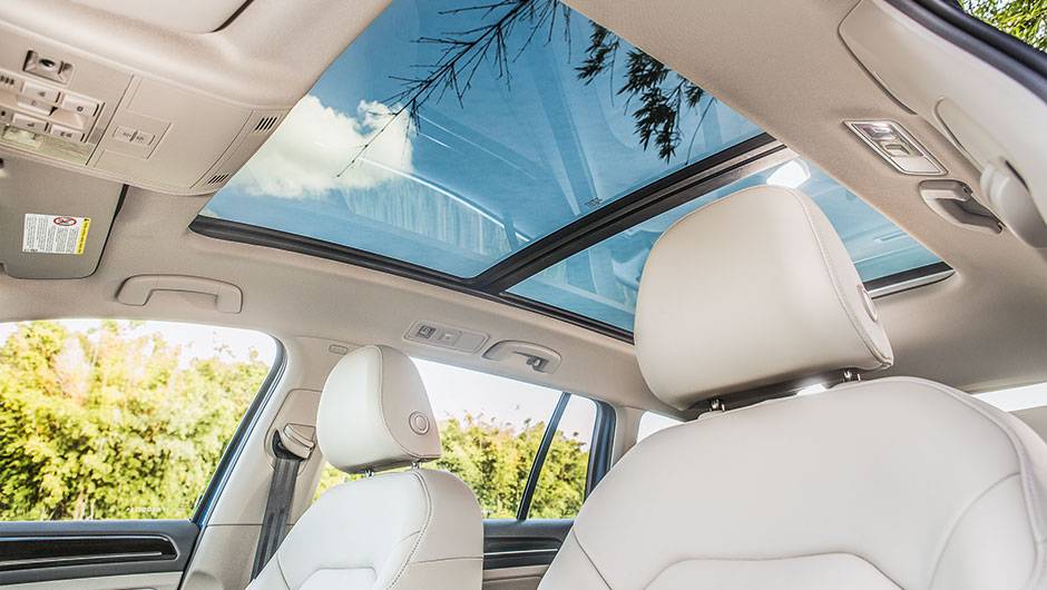 Teto solar cobre as duas filas de bancos | <a href="https://beta-develop.quatrorodas.abril.com.br/carros/testes/vw-golf-variant-874942.shtml" target="_blank" rel="migration">Leia mais</a> Teto solar cobre as duas filas de bancos | <a href="https://beta-develop.quatrorodas.abril.com.br/carros/testes/vw-golf-variant-874942.shtml" target="_blank" rel="migration">Leia mais</a>
