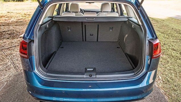 Abertura ampla facilita carga e descarga | <a href="https://beta-develop.quatrorodas.abril.com.br/carros/testes/vw-golf-variant-874942.shtml" target="_blank" rel="migration">Leia mais</a>
