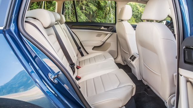 Há cintos de três pontos para todos ocupantes | <a href="https://beta-develop.quatrorodas.abril.com.br/carros/testes/vw-golf-variant-874942.shtml" target="_blank" rel="migration">Leia mais</a> Há cintos de três pontos para todos ocupantes | <a href="https://beta-develop.quatrorodas.abril.com.br/carros/testes/vw-golf-variant-874942.shtml" target="_blank" rel="migration">Leia mais</a>
