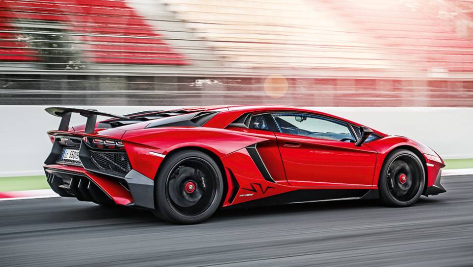 Tração 4x4, variando de 70% a 90% na traseira | <a href="https://beta-develop.quatrorodas.abril.com.br/carros/impressoes/lamborghini-aventador-lp-750-4-sv-887440.shtml" target="_blank" rel="migration">Leia mais</a>