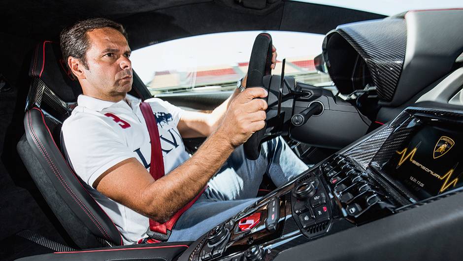Dire&ccedil;&atilde;o pode variar o n&uacute;mero de voltas | <a href="https://beta-develop.quatrorodas.abril.com.br/carros/impressoes/lamborghini-aventador-lp-750-4-sv-887440.shtml" target="_blank" rel="migration">Leia mais</a>