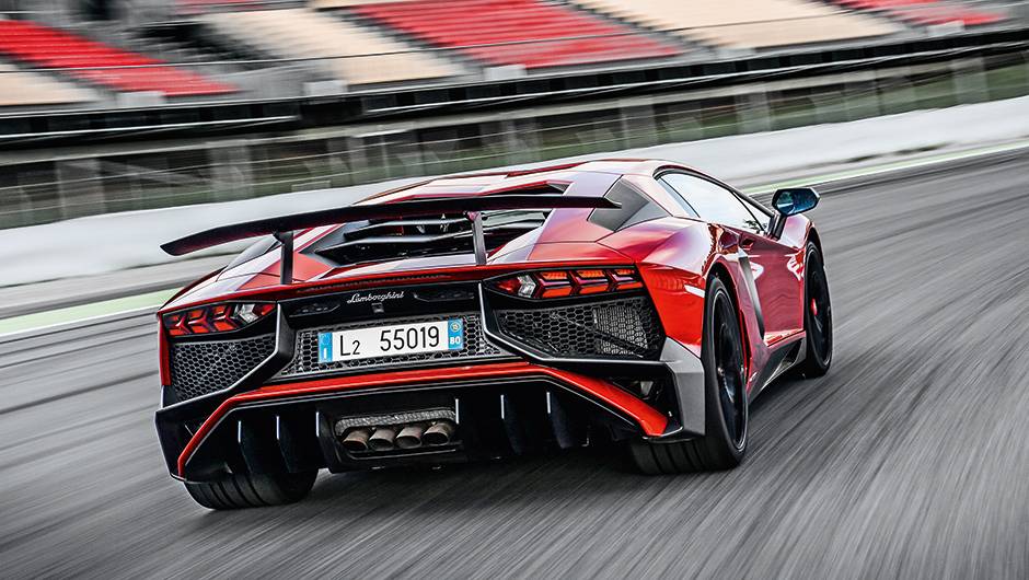 Asa traseira ajustável na mão | <a href="https://beta-develop.quatrorodas.abril.com.br/carros/impressoes/lamborghini-aventador-lp-750-4-sv-887440.shtml" target="_blank" rel="migration">Leia mais</a> Asa traseira ajustável na mão | <a href="https://beta-develop.quatrorodas.abril.com.br/carros/impressoes/lamborghini-aventador-lp-750-4-sv-887440.shtml" target="_blank" rel="migration">Leia mais</a>