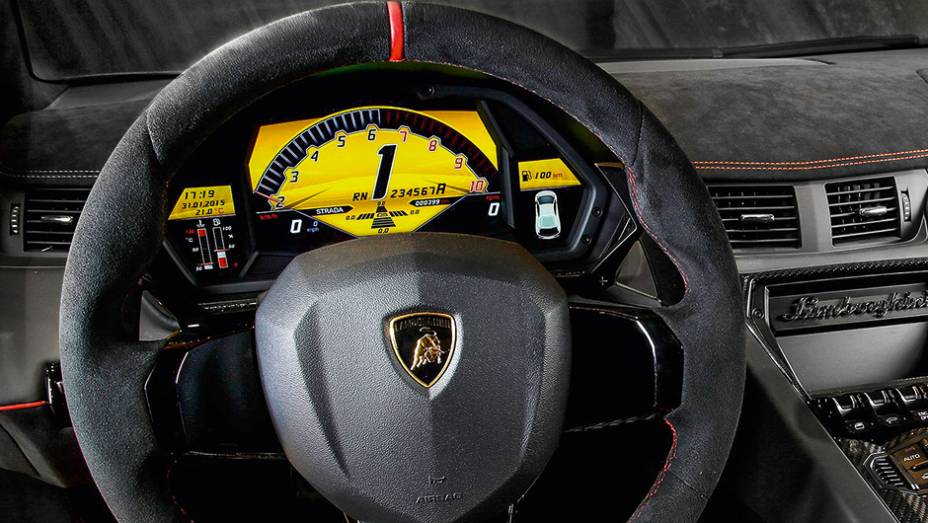 O conta-giros domina o painel | <a href="https://beta-develop.quatrorodas.abril.com.br/carros/impressoes/lamborghini-aventador-lp-750-4-sv-887440.shtml" target="_blank" rel="migration">Leia mais</a>