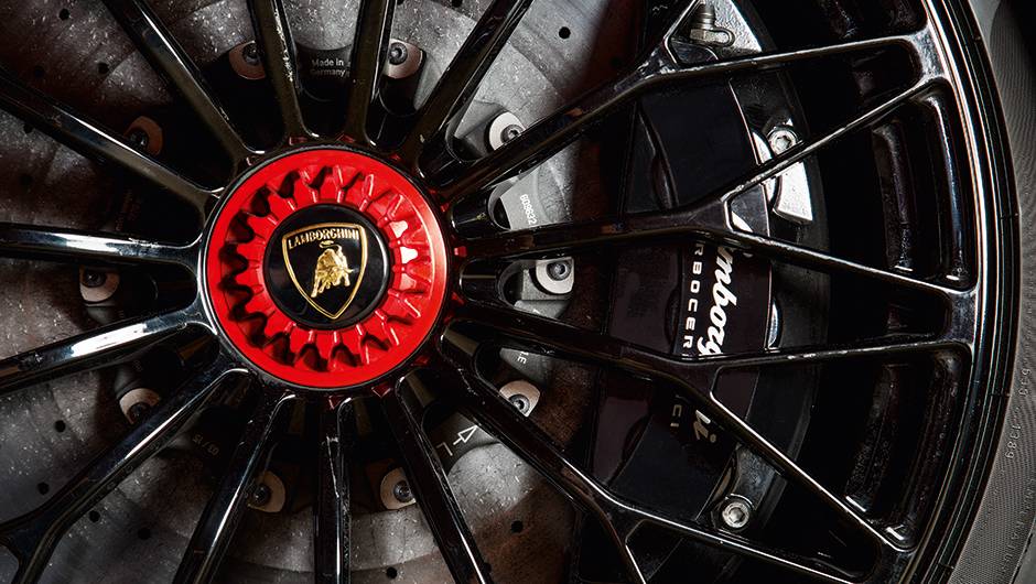 Rodas têm parafuso único e raios finos para poupar peso | <a href="https://beta-develop.quatrorodas.abril.com.br/carros/impressoes/lamborghini-aventador-lp-750-4-sv-887440.shtml" target="_blank" rel="migration">Leia mais</a> Rodas têm parafuso único e raios finos para poupar peso | <a href="https://beta-develop.quatrorodas.abril.com.br/carros/impressoes/lamborghini-aventador-lp-750-4-sv-887440.shtml" target="_blank" rel="migration">Leia mais</a>