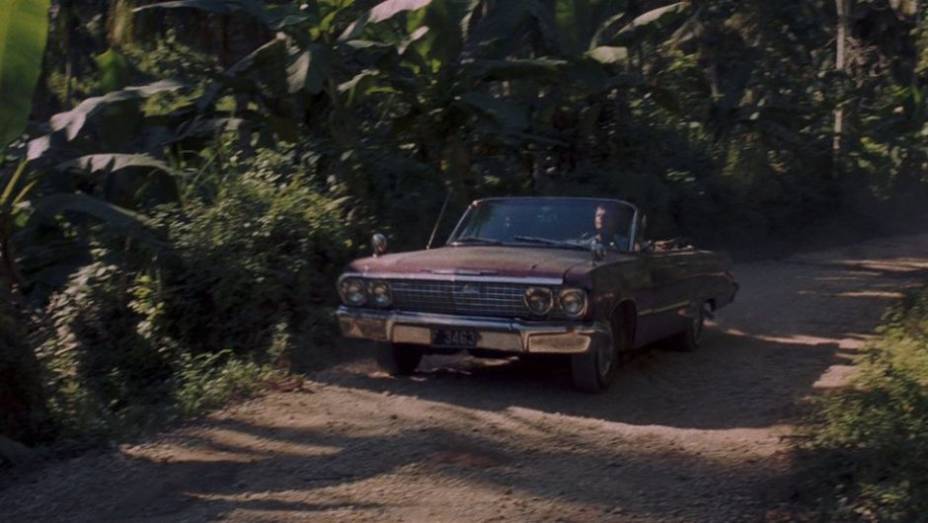 1973: Um belo Chevrolet Impala conversível é o parceiro do espião, agora interpretado por Roger Moore, em "Com 007, viva e deixe morrer". | <a href="%20https://beta-develop.quatrorodas.abril.com.br/blogs/planeta-carro/2012/11/07/licenca-para-acelerar/" rel="migration">Leia mais</a>