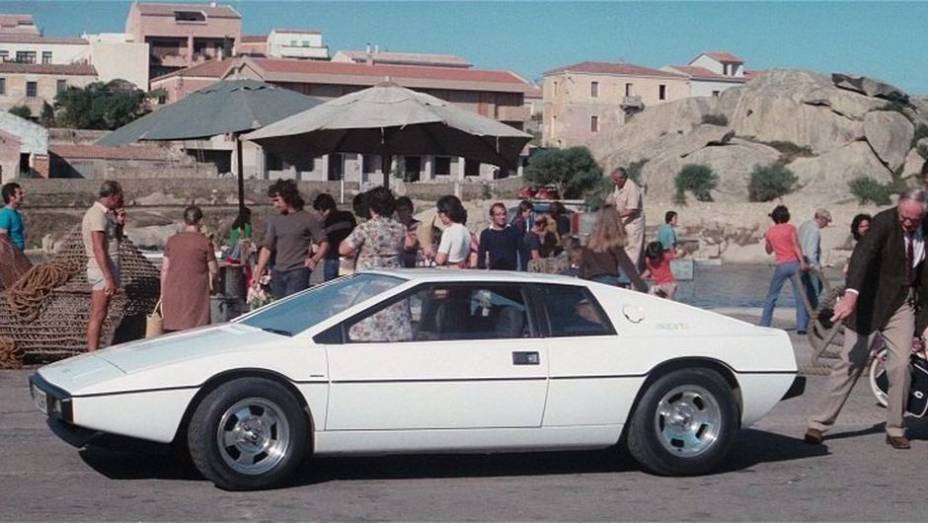 1977: Em "007 - O espião que me amava", o agente esquece os modelos de luxo e mergulha nos esportivos, usando um Lotus Esprit... | <a href="%20https://beta-develop.quatrorodas.abril.com.br/blogs/planeta-carro/2012/11/07/licenca-para-acelerar/" rel="migration">Leia mais</a>