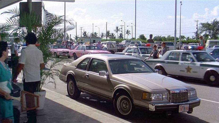 1989: Já em "007 - Permissão para matar", um modelo da Lincoln voltou a ganhar o coração de Bond, dessa vez um Mark VII. | <a href="%20https://beta-develop.quatrorodas.abril.com.br/blogs/planeta-carro/2012/11/07/licenca-para-acelerar/" rel="migration">Leia mais</a> 1989: Já em "007 - Permissão para matar", um modelo da Lincoln voltou a ganhar o coração de Bond, dessa vez um Mark VII. | <a href="%20https://beta-develop.quatrorodas.abril.com.br/blogs/planeta-carro/2012/11/07/licenca-para-acelerar/" rel="migration">Leia mais</a>