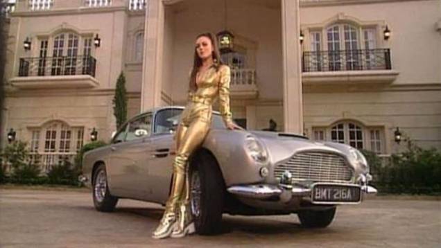 1995: Ap&oacute;s seis anos sem filmes, a franquia retomou o ritmo com "007 contra GoldenEye", agora com Pierce Brosnan. O cl&aacute;ssico DB5 voltou &agrave; tona. | <a href="%20https://beta-develop.quatrorodas.abril.com.br/blogs/planeta-carro/2012/11/07/licenca-para-acelerar/" rel="migration">Leia mais</a>