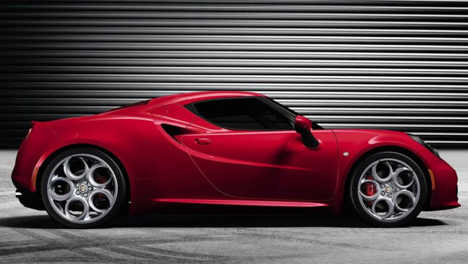 Cup&ecirc; esportivo utiliza motor 1.75 quatro cilindros turbo de 240 cv | <a href="https://beta-develop.quatrorodas.abril.com.br/saloes/genebra/2013/alfa-romeo-revela-mais-fotos-4c-734491.shtml" rel="migration">Leia mais</a>