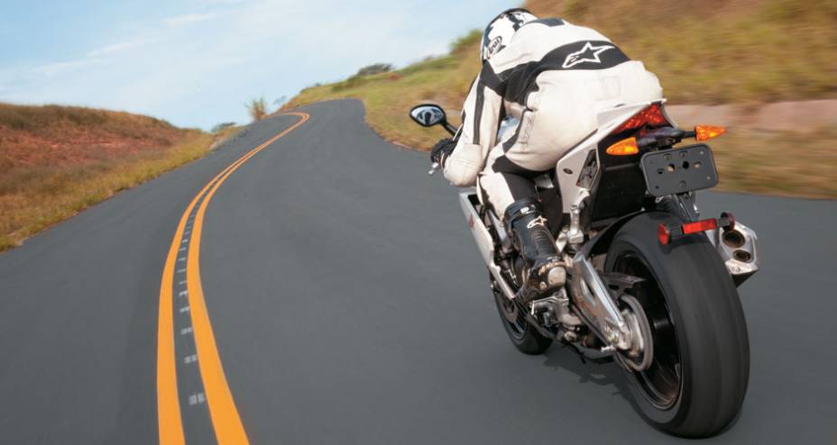 Posição esporte: boa para acelerar, ruim em viagens Posição esporte: boa para acelerar, ruim em viagens