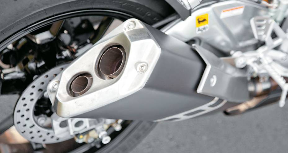 Escape duplo compacto, sob o motor Escape duplo compacto, sob o motor