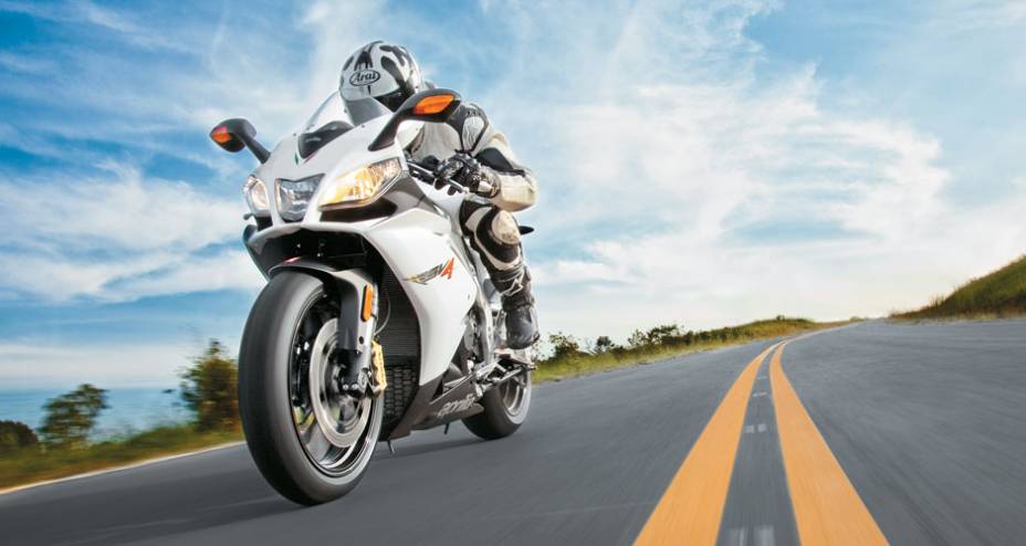 Três faróis na carenagem frontal contribuem para a agressividade do design, mesclando curvas e retas Três faróis na carenagem frontal contribuem para a agressividade do design, mesclando curvas e retas