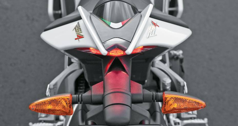 A rabeta traseira lembra um avião de caça A rabeta traseira lembra um avião de caça