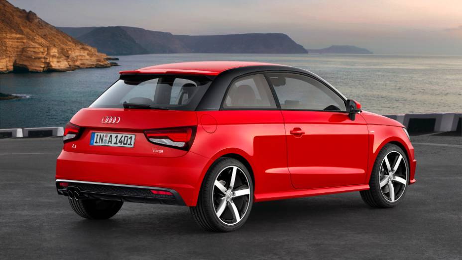 Spoiler agora segue a cor da carroceria, enquanto as lanternas são filetadas | <a href="https://beta-develop.quatrorodas.abril.com.br/noticias/fabricantes/audi-revela-facelift-a1-sport-sportback-819537.shtml" rel="migration">Leia mais</a>