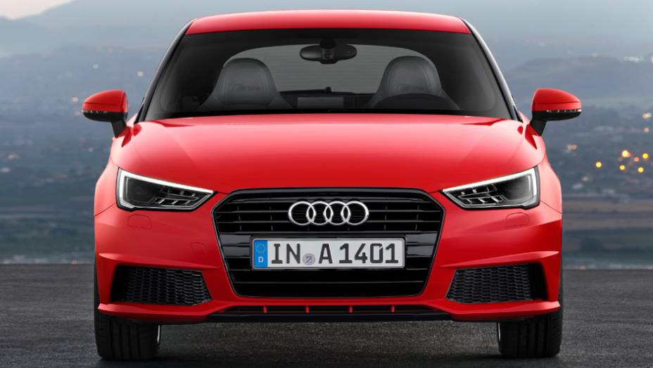 Modelo Sport conta com teto e retrovisores com pintura na cor da carroceria | <a href="https://beta-develop.quatrorodas.abril.com.br/noticias/fabricantes/audi-revela-facelift-a1-sport-sportback-819537.shtml" rel="migration">Leia mais</a>