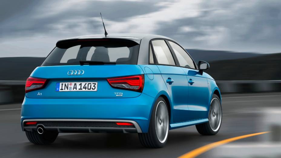 Sportback, com cinco portas, mantém o spoiler e o teto contrastante na cor cinza | <a href="https://beta-develop.quatrorodas.abril.com.br/noticias/fabricantes/audi-revela-facelift-a1-sport-sportback-819537.shtml" rel="migration">Leia mais</a>