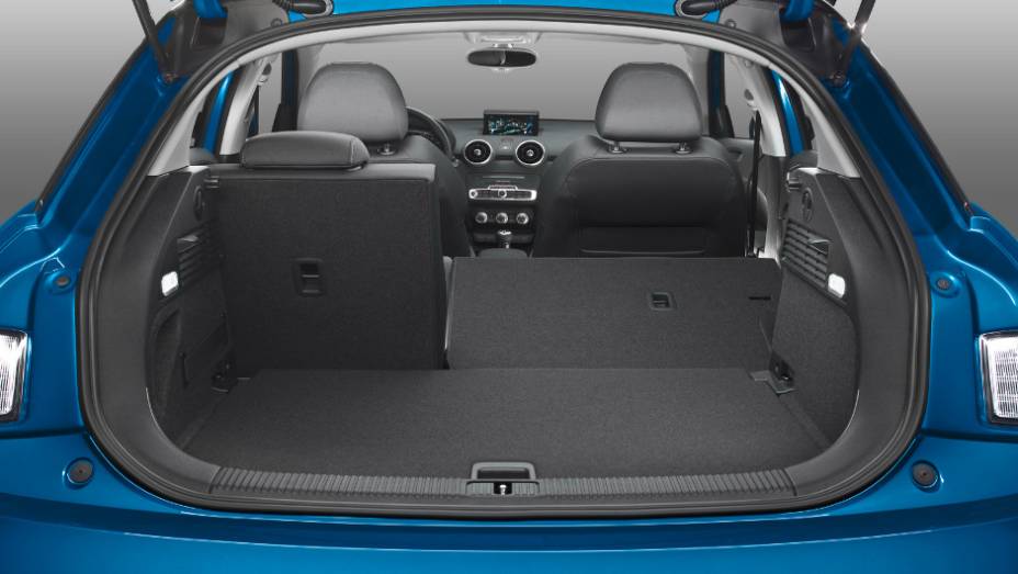 Sportback conta com amplo porta-malas e o espa&ccedil;o ainda pode ser aumentado com bancos rebatidos | <a href="https://beta-develop.quatrorodas.abril.com.br/noticias/fabricantes/audi-revela-facelift-a1-sport-sportback-819537.shtml" rel="migration">Leia mais</a>