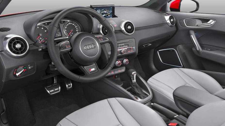 Cabine traz bancos em couro na cor cinza; Modelos estão a venda na Alemanha, a partir de 19.200 euros | <a href="https://beta-develop.quatrorodas.abril.com.br/noticias/fabricantes/audi-revela-facelift-a1-sport-sportback-819537.shtml" rel="migration">Leia mais</a> Cabine traz bancos em couro na cor cinza; Modelos estão a venda na Alemanha, a partir de 19.200 euros | <a href="https://beta-develop.quatrorodas.abril.com.br/noticias/fabricantes/audi-revela-facelift-a1-sport-sportback-819537.shtml" rel="migration">Leia mais</a>