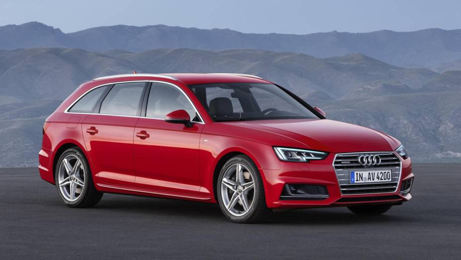 Carro ganhou discreta reestilização com nova grade e faróis dianteiros | <a href="https://beta-develop.quatrorodas.abril.com.br/noticias/fabricantes/audi-revela-novo-a4-882500.shtml" rel="migration">Leia mais</a>