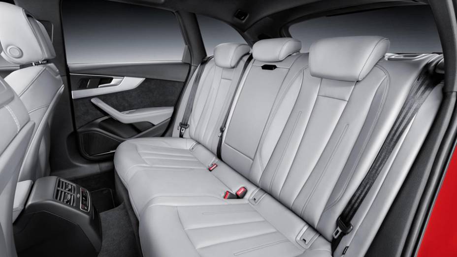 Na parte de trás, o entre-eixos maior do carro aumentou em 23 mm o espaço para as pernas dos passageiros | <a href="https://beta-develop.quatrorodas.abril.com.br/noticias/fabricantes/audi-revela-novo-a4-882500.shtml" rel="migration">Leia mais</a> Na parte de trás, o entre-eixos maior do carro aumentou em 23 mm o espaço para as pernas dos passageiros | <a href="https://beta-develop.quatrorodas.abril.com.br/noticias/fabricantes/audi-revela-novo-a4-882500.shtml" rel="migration">Leia mais</a>