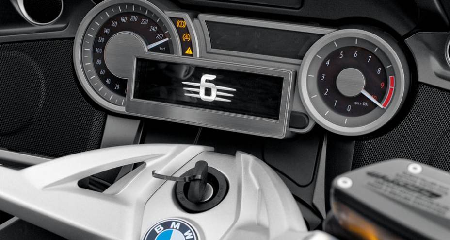 Dois LCDs, um deles colorido, entre os ponteiros Dois LCDs, um deles colorido, entre os ponteiros