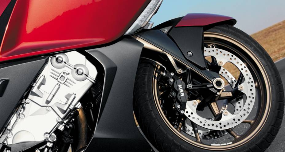 Suspensão Telelever e freios duplos com pinças radiais Suspensão Telelever e freios duplos com pinças radiais