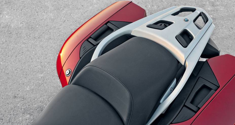 O banco do garupa é simples na versão GT O banco do garupa é simples na versão GT