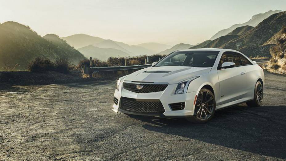 Carro &eacute; equipado com motor &eacute; V6 3.6 litros | <a href="/noticias/fabricantes/cadillac-lanca-ats-v-2016-cupe-seda-los-angeles-816154.shtml" rel="migration">Leia mais</a>