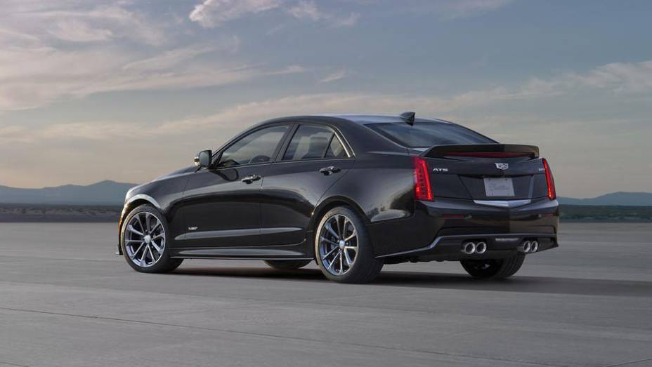 Perfil esportivo e desenho inconfundível da Cadillac no ATS-V | <a href="/noticias/fabricantes/cadillac-lanca-ats-v-2016-cupe-seda-los-angeles-816154.shtml" rel="migration">Leia mais</a> Perfil esportivo e desenho inconfundível da Cadillac no ATS-V | <a href="/noticias/fabricantes/cadillac-lanca-ats-v-2016-cupe-seda-los-angeles-816154.shtml" rel="migration">Leia mais</a>